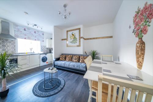 a kitchen and living room with a couch and a table at *RA60G* For your most relaxed & Cosy stay + Free Parking + Free Fast WiFi * in Morley