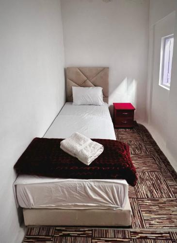 Riad Yamna في الرباط: غرفة نوم صغيرة مع سرير وبطانية