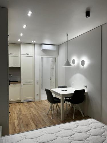 eine Küche und ein Esszimmer mit einem Tisch und Stühlen in der Unterkunft VIP Apartmens Avalon in Lwiw