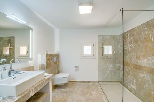 Es CarritxoにあるFinca Can Roigのバスルーム(洗面台、トイレ、シャワー付)