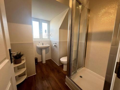 y baño con ducha, aseo y lavamanos. en Pass the Keys 3 Bed home away from home en Colchester