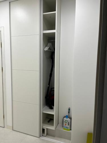 un armario con paredes blancas y armarios blancos en VIP Apartmens Avalon en Leópolis