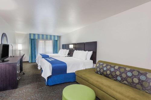 Postel nebo postele na pokoji v ubytování Days Inn & Suites by Wyndham East Flagstaff