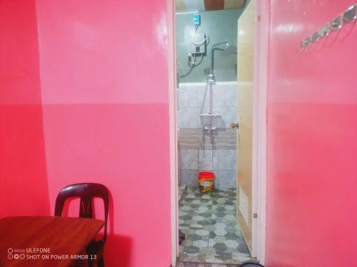 uma casa de banho com uma parede rosa, uma mesa e um chuveiro em Couple Room Pink RODE WAY HOUSE SPACE RENTAL em Pico