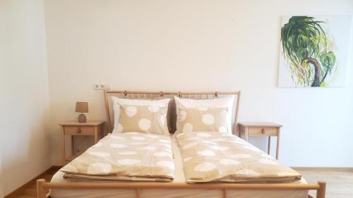 1 dormitorio con 1 cama con almohadas en Kleine Ferienwohnung in Schlanders, en Silandro