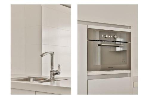 オーフェルフェーンにあるCala Bassa Beach Boutique Apartments - Sea Viewのシンクと鏡のあるキッチン