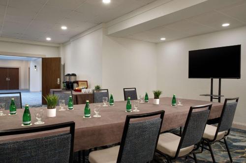 TV a/nebo společenská místnost v ubytování DoubleTree Suites by Hilton Orlando at Disney Springs