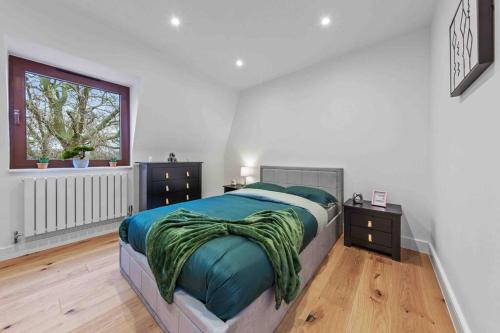 una camera con un grande letto e una finestra di Sleep6 near Tower Bridge Central london LR4 a Londra