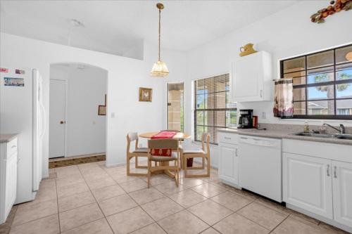 Dapur atau dapur kecil di Private Pool Homes