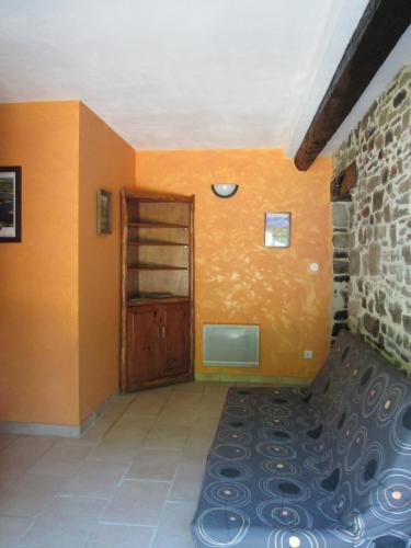 Cette chambre est dotée d'une porte et d'un mur en pierre. dans l'établissement Gîte en bord d'étang et de rivière, à Beynat