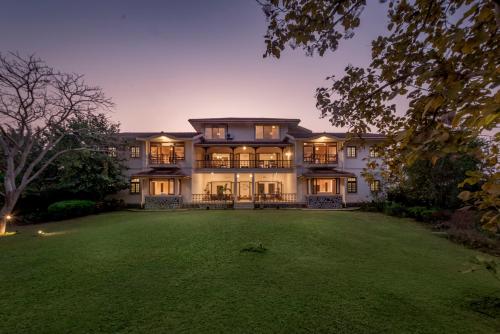 Zahrada ubytování SaffronStays Mograa L'Affaire - 5BR pet-friendly villa with private pool, gazebo & lawns near Kankeshwar Temple