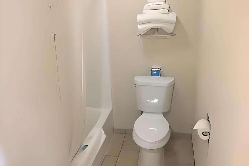 baño con aseo y papel higiénico en Rodeway Inn, en Hermiston