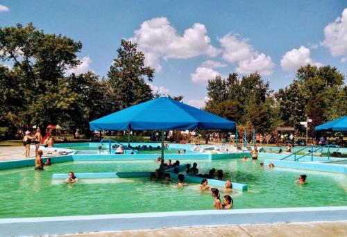 Lakitelek的住宿－Lakilak pihenőház a Holt-Tisza partján, termálfürdőnél, Lakitelek，一群人在游泳池的水中