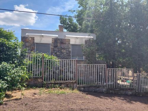 a house with a fence in front of it at Lakilak pihenőház a Holt-Tisza partján, termálfürdőnél, Lakitelek in Lakitelek