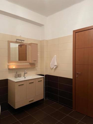 a bathroom with a sink and a mirror at Νέο διαμέρισμα πολυκατοικίας σε ιστορικό κέντρο in Thessaloniki