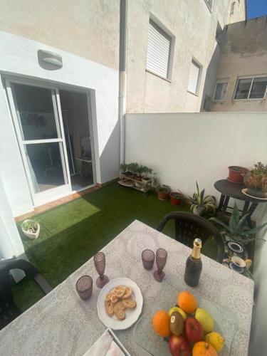 uma mesa com um prato de fruta numa varanda em Apartamento CON TERRAZA em Caravaca de la Cruz