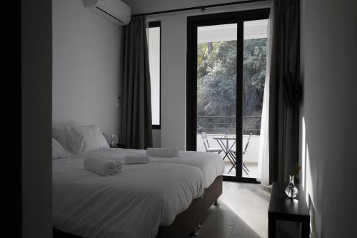 una camera con un grande letto e una grande finestra di Rifugio Retreat Bed&Breakfast a Kakopetria