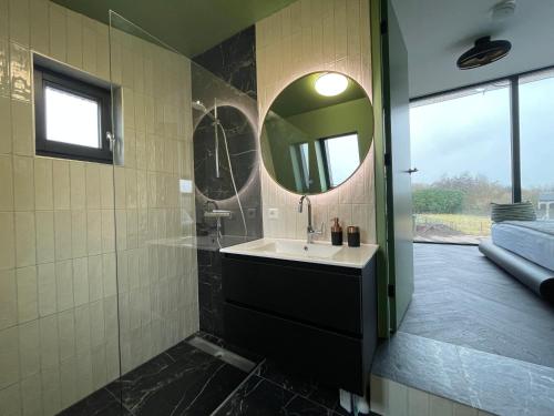 A bathroom at Casitas Wijchen Tiny house