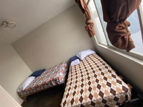 Ce lit se trouve dans une petite chambre dotée d'une fenêtre. dans l'établissement Casa Villa Mar, 