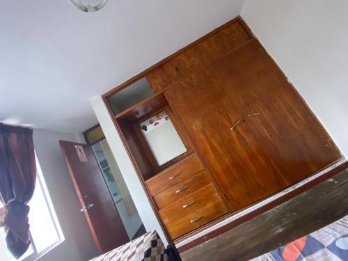 - une porte en bois dans l'angle de la chambre dans l'établissement Casa Villa Mar, 