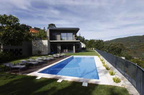 a house with a swimming pool in the yard at Villa Recanto de Fornelos, Gerês - Até 10 Pax in Geres