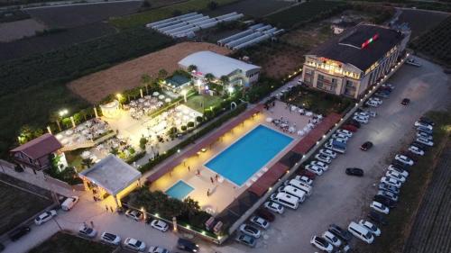einen Blick über den Pool auf einem Parkplatz in der Unterkunft Truva Life Hotel in Samandağı
