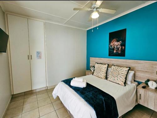 Giường trong phòng chung tại Sea Breeze Manor - Aqua Unit