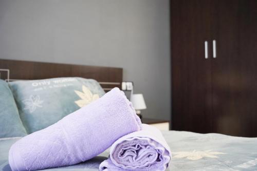 a rolled up towel sitting on top of a bed at Les Orenetes de Sant Jaume in Sant Jaume d'Enveja