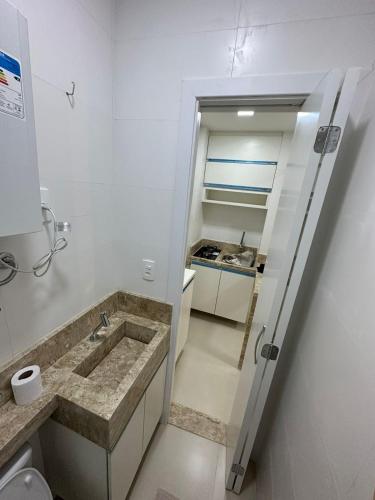 y baño con lavabo y ducha. en Apartamento, en Río de Janeiro