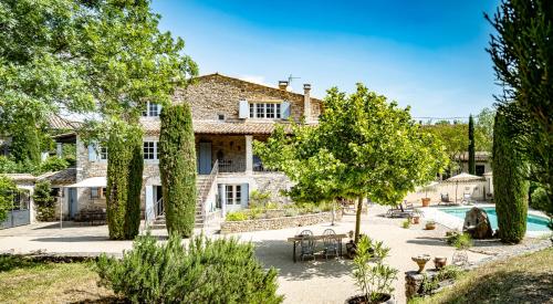 an exterior view of a house with a swimming pool at Gîte Le Bel Endroit in Saint-André-de-Cruzières