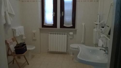 Koupelna v ubytování Agriturismo La Cantina VIA CAMPIGLIONE DI ASSISI