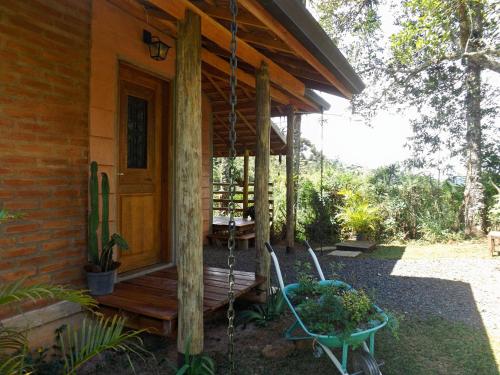 Taman di luar Chalé rústico na natureza de SFX
