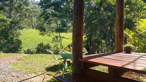 Taman di luar Chalé rústico na natureza de SFX