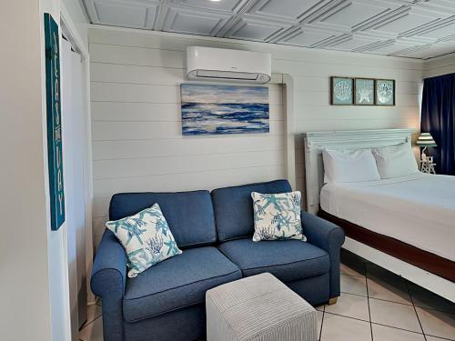 1 dormitorio con sofá azul y cama en Continental 316 en Panama City Beach