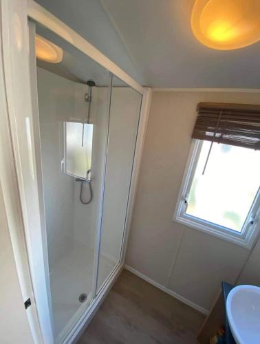 ein Bad mit einer Dusche und einem Waschbecken in der Unterkunft LottieLou’s Hot Tub breaks at Tattershall Lakes in Lincoln