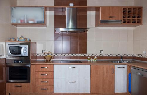 a kitchen with a sink and a microwave at El Almendro del Cura in Villarmayor