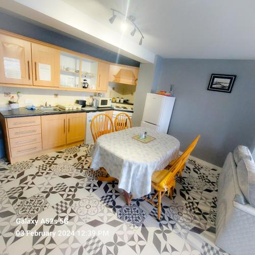 Η κουζίνα ή μικρή κουζίνα στο Mews Apartment Main St, Carrigart, F92HC04