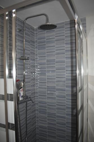 un bagno con doccia con porta in vetro di Casa de Isa VV-2776-AS a Cudillero