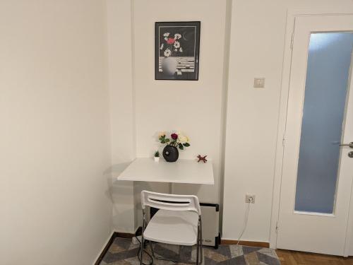 Lavender-Emma cosy apartment near city center في أثينا: طاولة بيضاء صغيرة في غرفة مع كرسي