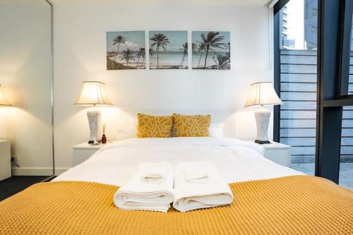 Giường trong phòng chung tại 2 BD Luxury apartment at heart of Docklands with 85" flat TV & Free Carpark