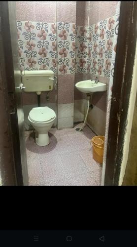een badkamer met een toilet en een wastafel bij Arora guest house in Amritsar