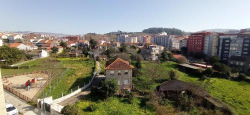 une vue aérienne sur une ville avec des bâtiments dans l'établissement Val do Fragoso, à Vigo