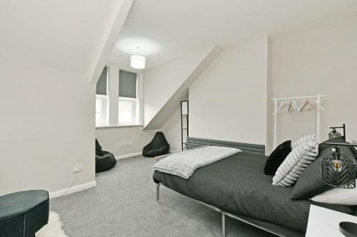 سرير أو أسرّة في غرفة في City Link - Abbeydale Sheffield Central - Lux 3 bed, wifi, street parking, links