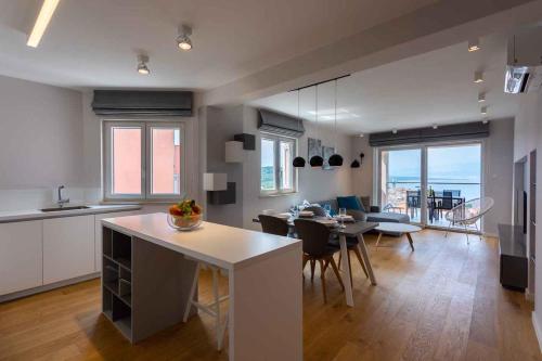 uma cozinha e sala de estar com uma mesa e uma sala de jantar em Apartment in Vrbnik - Insel Krk 45250 em Vrbnik
