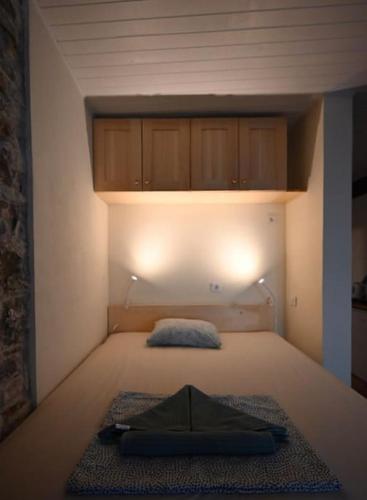 ein kleines Zimmer mit einem Bett mit in der Unterkunft Sunshine ready in Piran