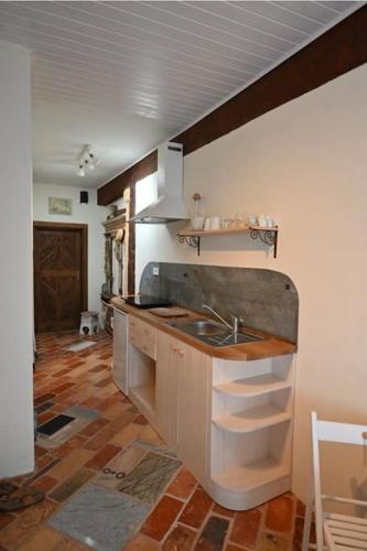 eine Küche mit Spüle und Arbeitsplatte in der Unterkunft Sunshine ready in Piran