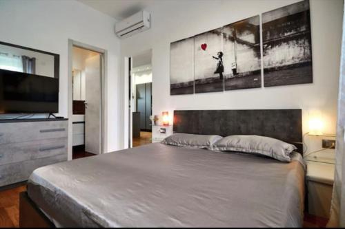1 dormitorio con 1 cama grande y TV en City Life Milan Apartment - Wi-Fi & Smart TV, en Milán
