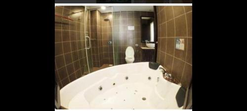 uma banheira na casa de banho com WC em Sunset studio apartment Goldcoast morib em Banting