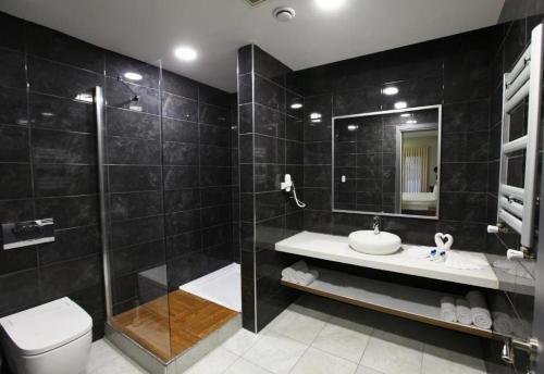 y baño con ducha, lavabo y aseo. en D&D HOTEL, en Nilüfer