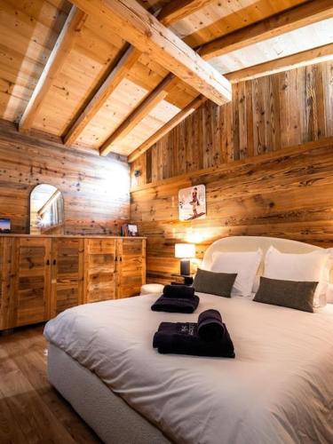 - une chambre avec un grand lit dans une cabane en bois dans l'établissement Chalet haut de gamme Bolquère * L'échappée Belle *, à Bolquère-Pyrénées 2000